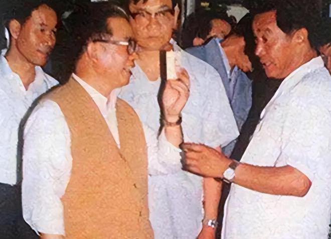 厚红塔山现十块一包褚时健：难辞其咎AG真人90年代烟民首选！香味醇(图5)