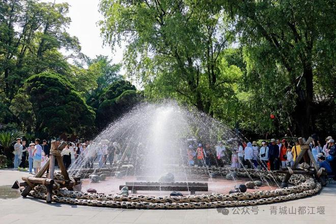 都江堰太火爆NPC白娘子被求合影到宕机AG真人旗舰厅顶流实锤！这个五一青城山(图3)