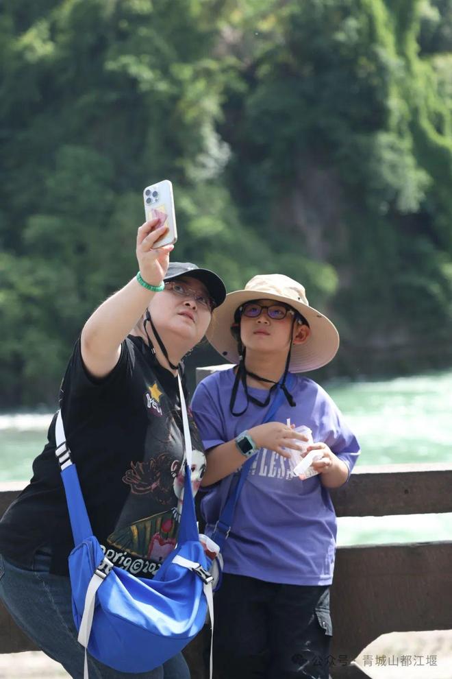 都江堰太火爆NPC白娘子被求合影到宕机AG真人旗舰厅顶流实锤！这个五一青城山