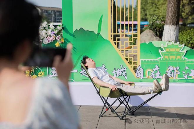都江堰太火爆NPC白娘子被求合影到宕机AG真人旗舰厅顶流实锤！这个五一青城山(图6)