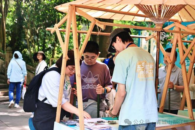 都江堰太火爆NPC白娘子被求合影到宕机AG真人旗舰厅顶流实锤！这个五一青城山(图5)