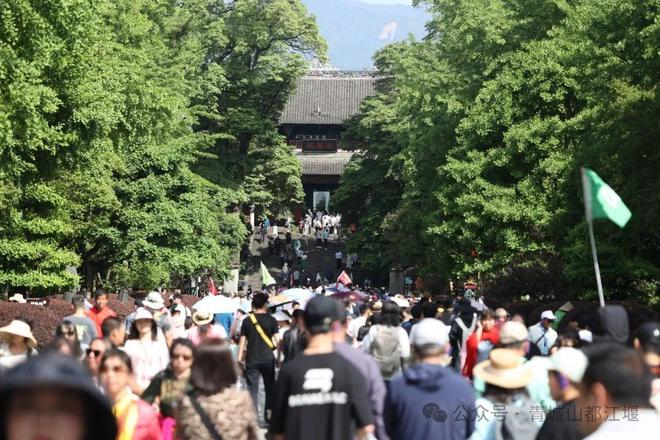 都江堰太火爆NPC白娘子被求合影到宕机AG真人旗舰厅顶流实锤！这个五一青城山(图15)