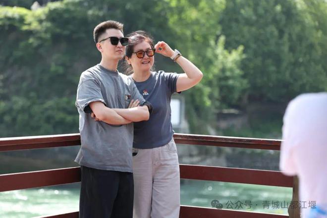 都江堰太火爆NPC白娘子被求合影到宕机AG真人旗舰厅顶流实锤！这个五一青城山(图7)