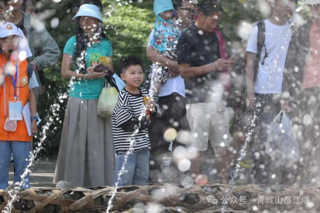 都江堰太火爆NPC白娘子被求合影到宕机AG真人旗舰厅顶流实锤！这个五一青城山(图13)