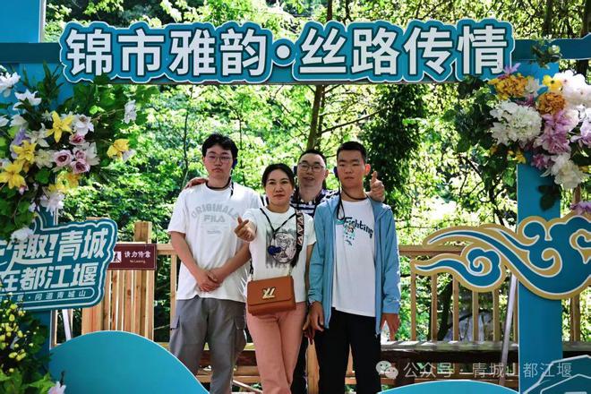 都江堰太火爆NPC白娘子被求合影到宕机AG真人旗舰厅顶流实锤！这个五一青城山(图8)