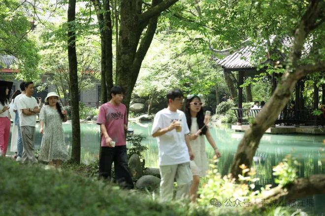 都江堰太火爆NPC白娘子被求合影到宕机AG真人旗舰厅顶流实锤！这个五一青城山(图22)