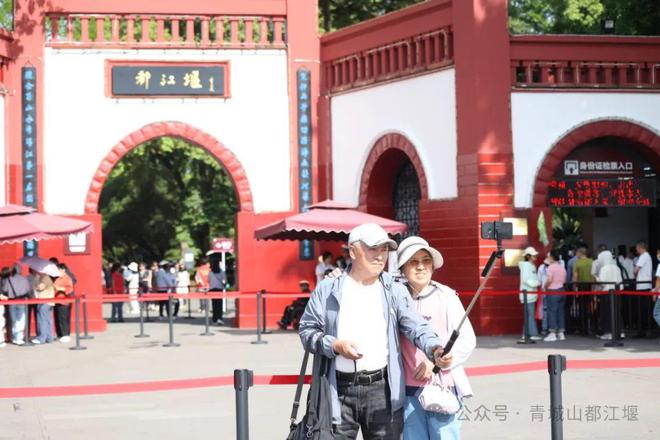 都江堰太火爆NPC白娘子被求合影到宕机AG真人旗舰厅顶流实锤！这个五一青城山(图24)