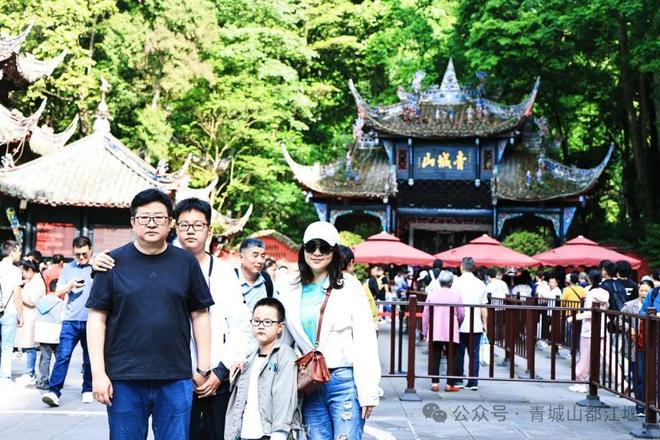 都江堰太火爆NPC白娘子被求合影到宕机AG真人旗舰厅顶流实锤！这个五一青城山(图26)