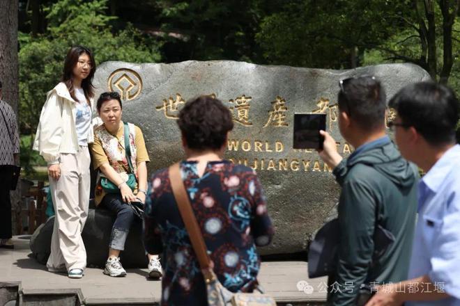 都江堰太火爆NPC白娘子被求合影到宕机AG真人旗舰厅顶流实锤！这个五一青城山(图19)