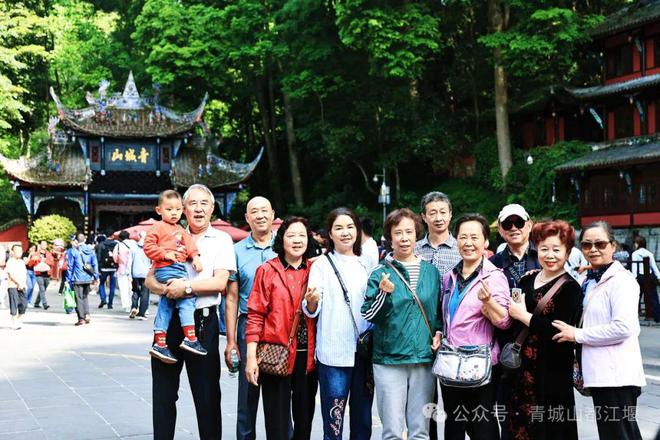 都江堰太火爆NPC白娘子被求合影到宕机AG真人旗舰厅顶流实锤！这个五一青城山(图25)