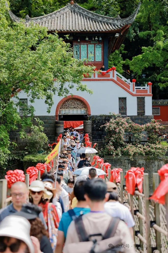 都江堰太火爆NPC白娘子被求合影到宕机AG真人旗舰厅顶流实锤！这个五一青城山(图23)