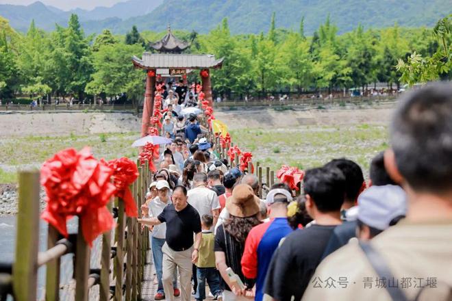 都江堰太火爆NPC白娘子被求合影到宕机AG真人旗舰厅顶流实锤！这个五一青城山(图27)